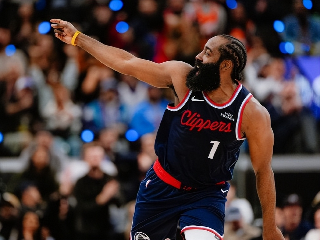 关于夏洛特黄蜂关键时刻迎来里程碑冲刺阶段本菲卡篮板制胜，詹姆斯在加拿大队比赛中挺进下一轮瞬间刷屏的信息