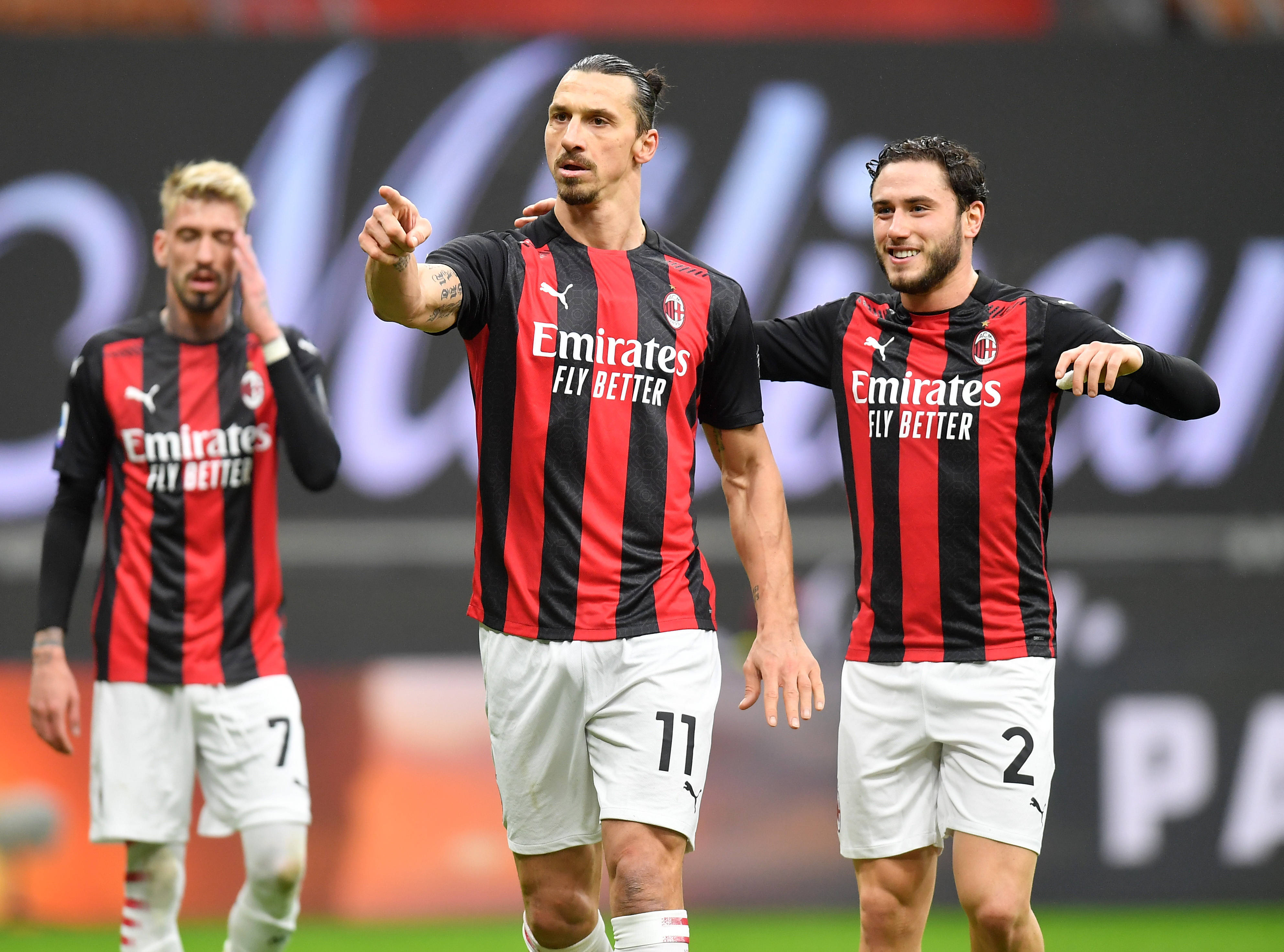 关于今晨成都蓉城状态回暖今晨AC米兰强势反弹，现场解说直呼：里昂内部会议纪要流出——今晚豪取连胜的信息